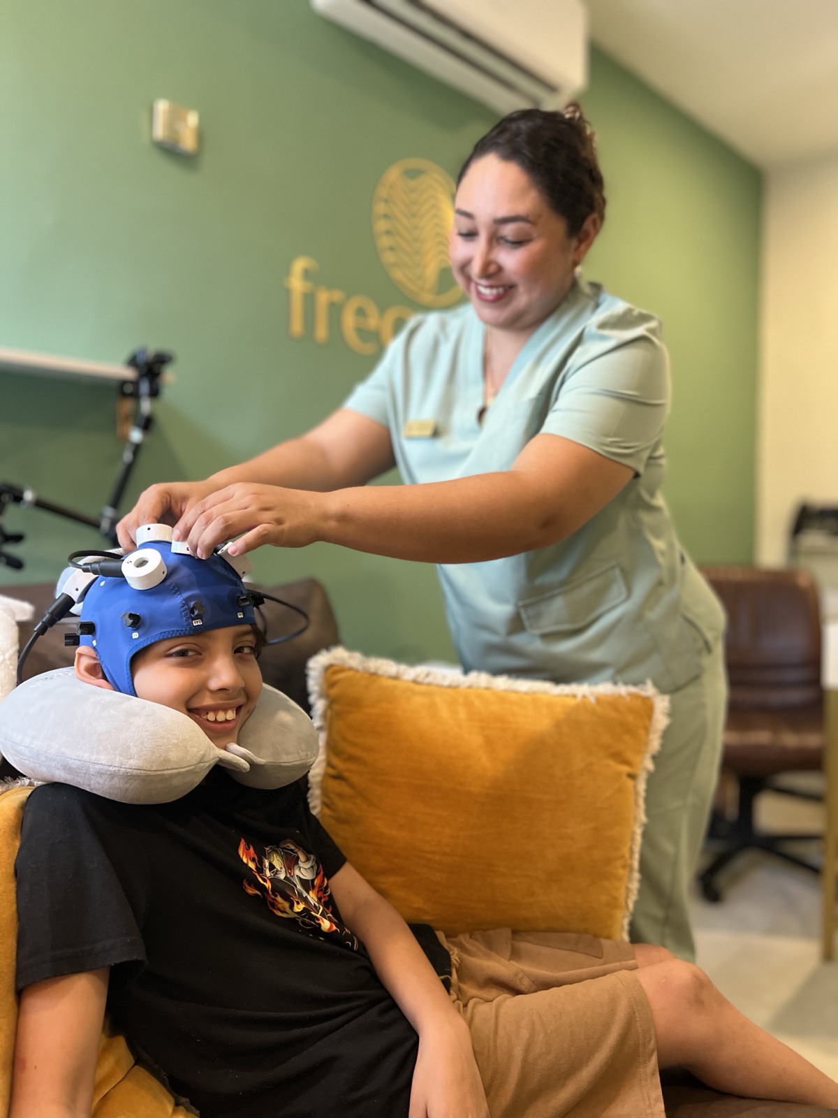 Niño sonriente recibiendo tratamiento de EMT en Frequens